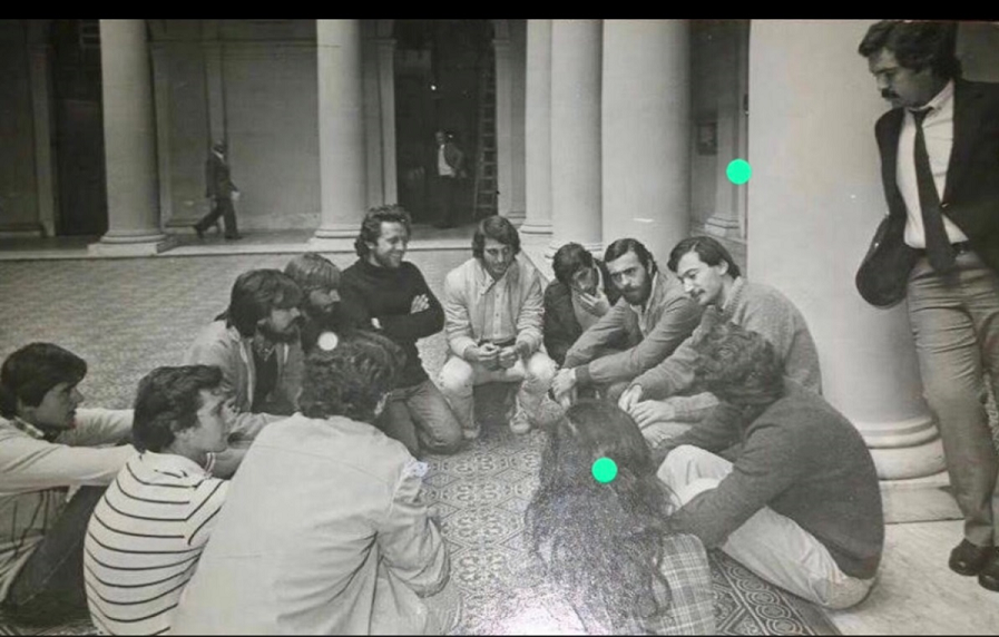 Dirigentes de Franja Morada reunidos en el patio del Rectorado de la Universidad Nacional de La Plata, s. 15 de abril de 1983